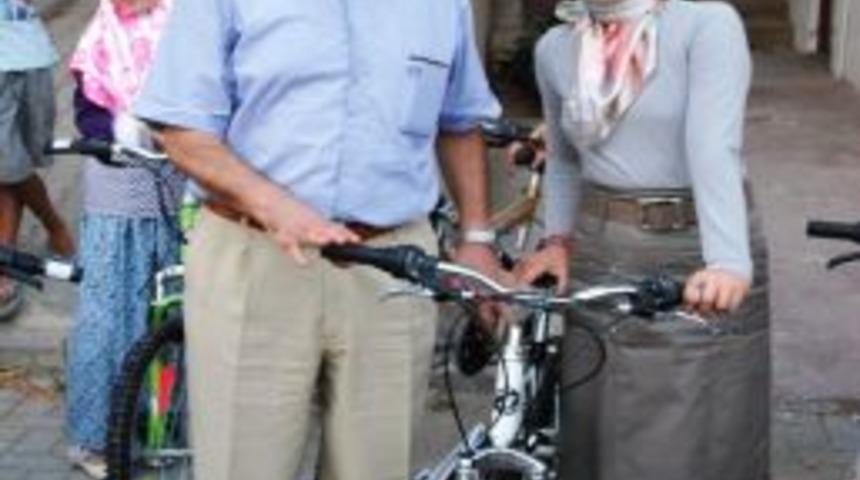 Kur'an-ı Kerim Okumasını &Ouml;ğrenen 12 &Ouml;ğrenci Bisikletle &Ouml;d&uuml;llendirildi