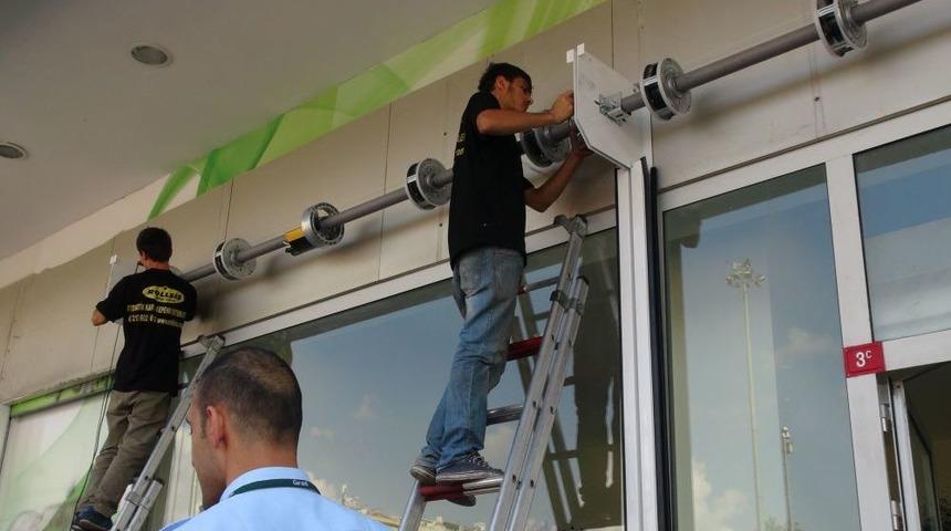 Taksim'deki Banka Kepenkle &Ouml;nlem Aldı