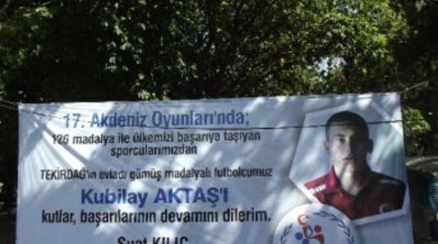 Bakan Kılı&ccedil;&rsquo;tan Pankartı Teşekk&uuml;r