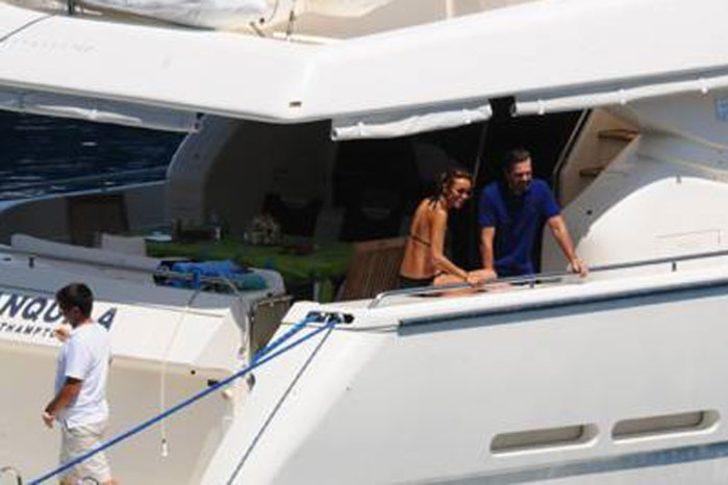 Sevgilisinin ayağını öptü G5