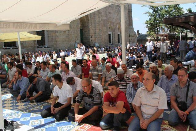 Ulu Camii Ramazan'ın Son Cumasında Doldu Taştı