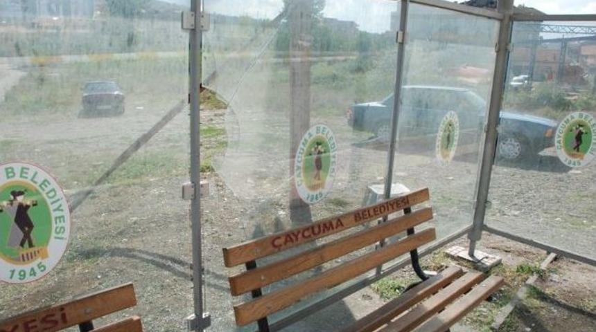 &Ccedil;aycuma&rsquo;da Yolcu Bekleme Kul&uuml;besinin Camları Kırıldı