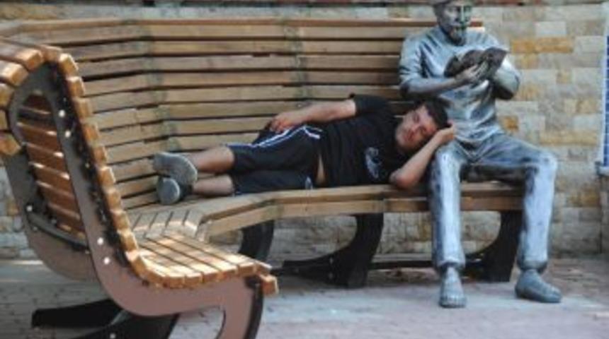 Heykelin Kucağında Şekerleme Yaptı