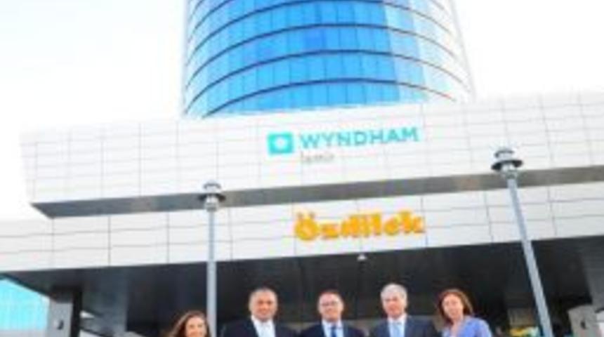 Crowne Plaza 'Wyndham İzmir &Ouml;zdilek' Oldu