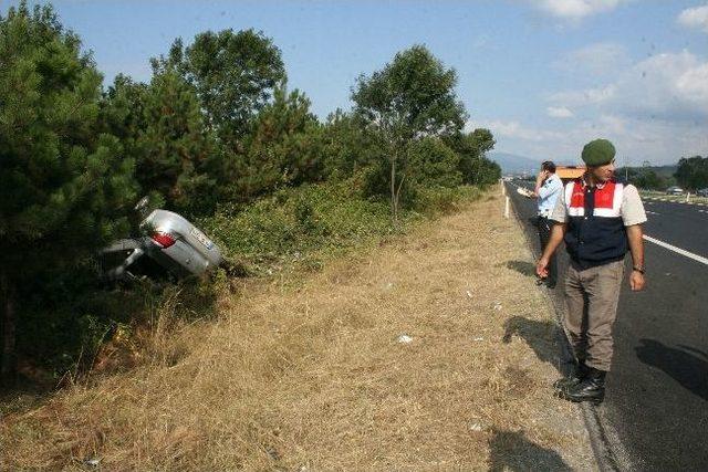 Tem Otoyolunda Otomobil Yoldan Çıktı