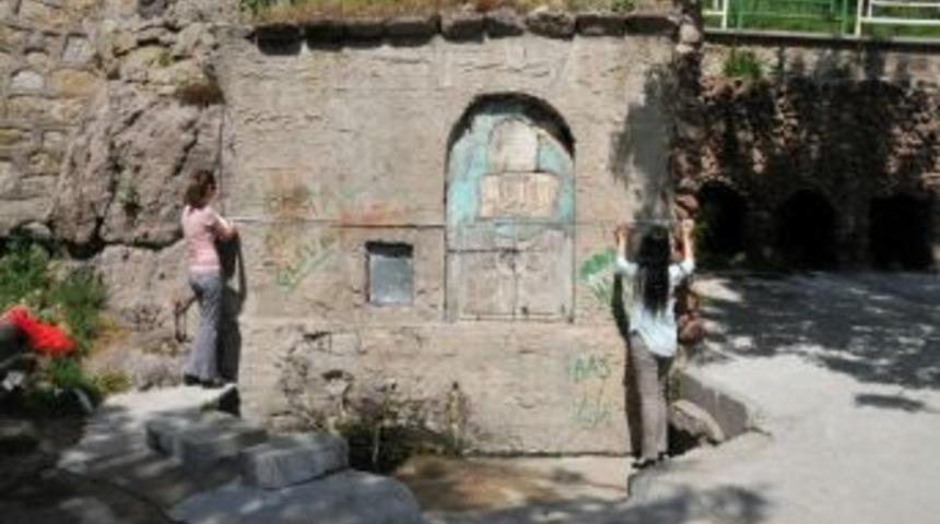 Afyonkarahisar&rsquo;daki Tescilli &Ccedil;eşmelerin Restorasyon &Ccedil;alışmaları S&uuml;r&uuml;yor