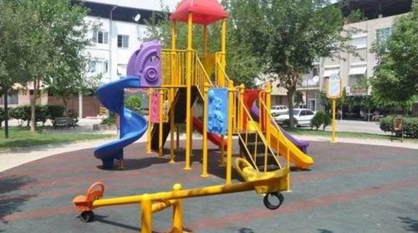 Salihli'de Parklara Yeni Oyun Grupları Konuldu