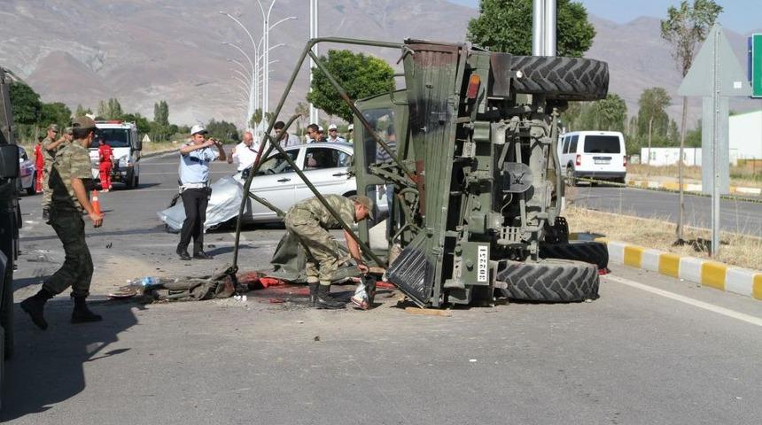 Askeri Ara&ccedil; Kaza Yaptı, 9 Kişi Yaralandı