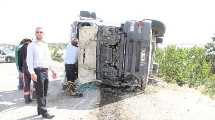 Devrilen Tır Mogan G&ouml;l&uuml;&rsquo;ne U&ccedil;maktan Son Anda Kurtuldu