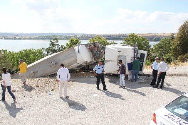 Devrilen Tır Mogan Gölü’ne Uçmaktan Son Anda Kurtuldu