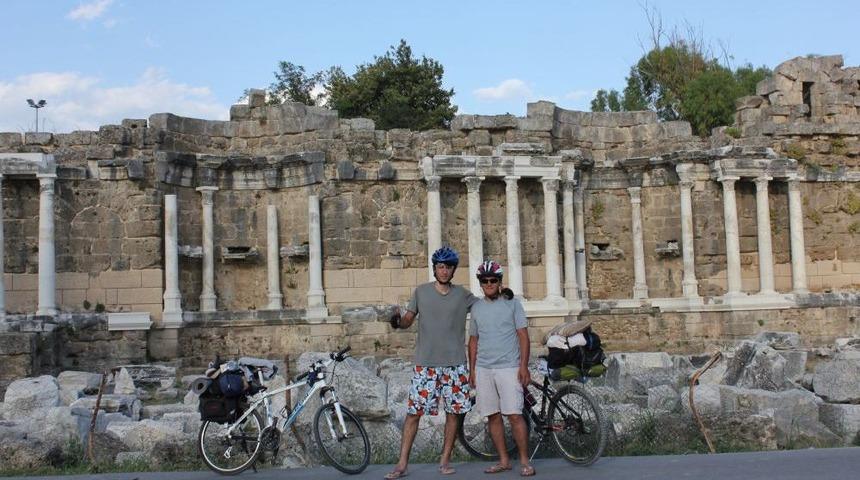 İki Adliye Memuru Arkadaş, Pedal &Ccedil;evirerek Tarihi &Ouml;ren Yerlerini Geziyor