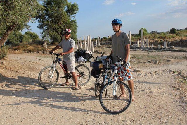 İki Adliye Memuru Arkadaş, Pedal Çevirerek Tarihi Ören Yerlerini Geziyor