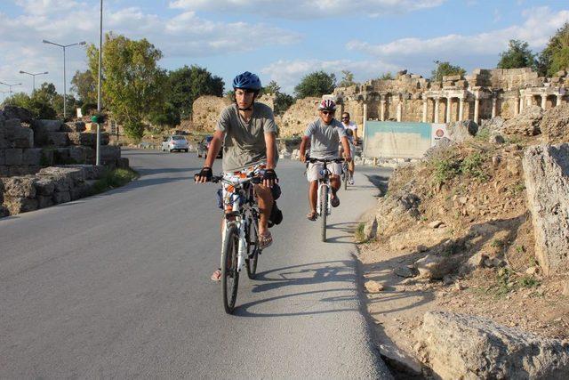 İki Adliye Memuru Arkadaş, Pedal Çevirerek Tarihi Ören Yerlerini Geziyor