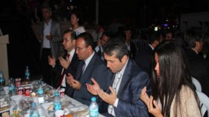 Bekir Bozdağ, Kadık&ouml;y&rsquo;de Sokak Iftarına Katıldı