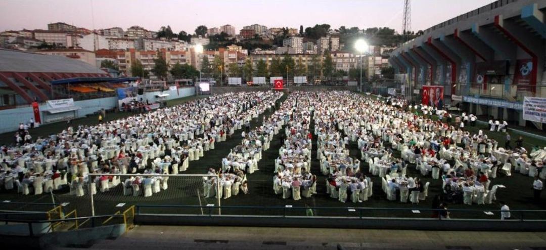 &Ccedil;evre Ve Şehircilik Bakanı Bayraktar'dan Statda Iftar