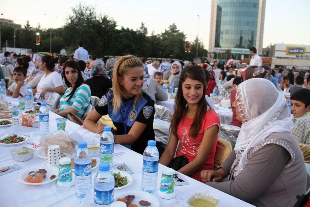 Polis, Diyarbakır Halkıyla Iftar Etti