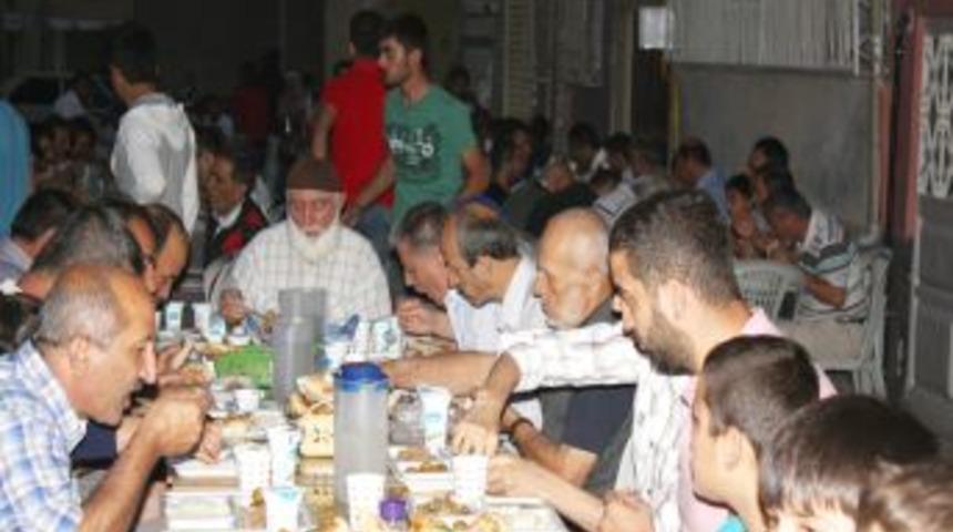 10 Yıl S&uuml;ren Mahkemeyi Kazanınca Mahalleliyle Iftar Verdi