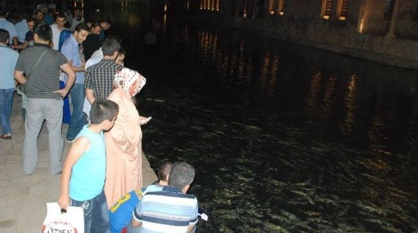 Binlerce Kişi Balıklıg&ouml;l&rsquo;e Akın Etti