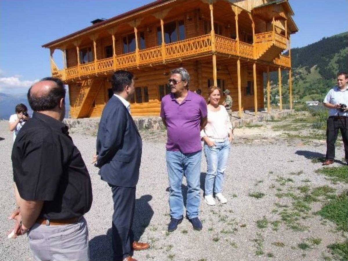 &Uuml;nl&uuml; Sanat&ccedil;ı Kadir İnanır Tatilini Artvin&rsquo;in Şavşat İl&ccedil;esinde Ge&ccedil;iriyor