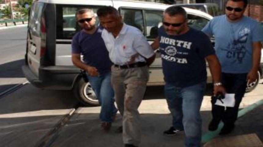 Eski Eşini Bı&ccedil;aklayan Adam, Kanlar I&ccedil;inde Karakola Getirildi