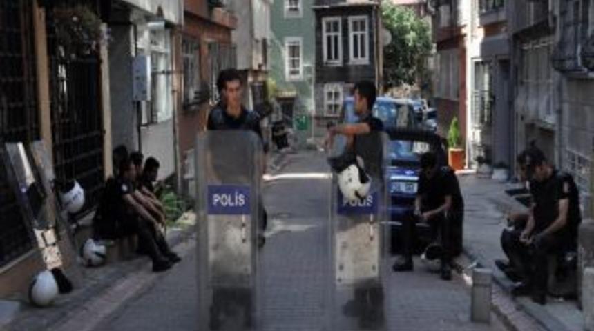 Polis, TGB Binasında Arama Yapıyor