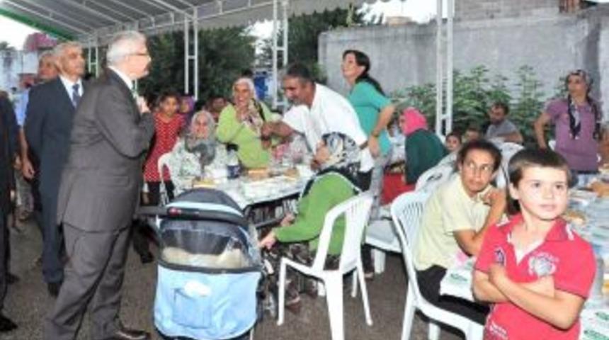 Vali Cerrah, Cumhuriyet Meydanında Vatandaşlarla Iftar Yaptı