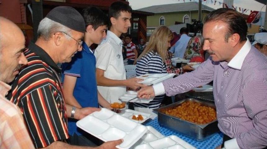 İzmit'te Binlerce Kişi Beraber İftar A&ccedil;tı