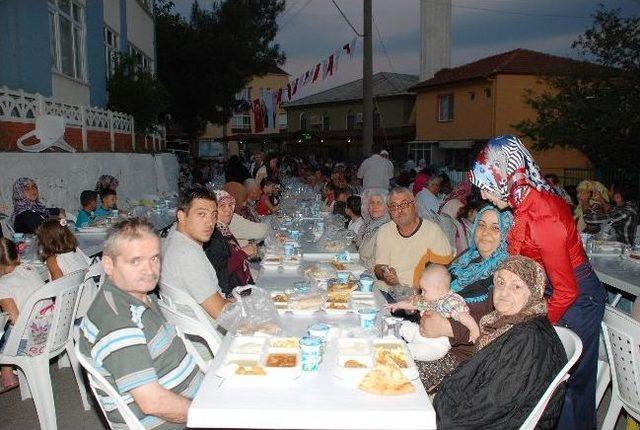 İzmit'te Binlerce Kişi Beraber İftar Açtı