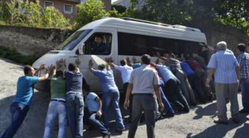 Minib&uuml;s&uuml; Devrilmekten Vatandaşlar kurtardı
