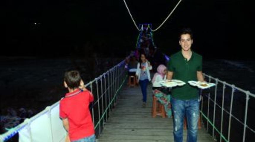 Tarihi Asma K&ouml;pr&uuml; &Uuml;zerinde Iftar