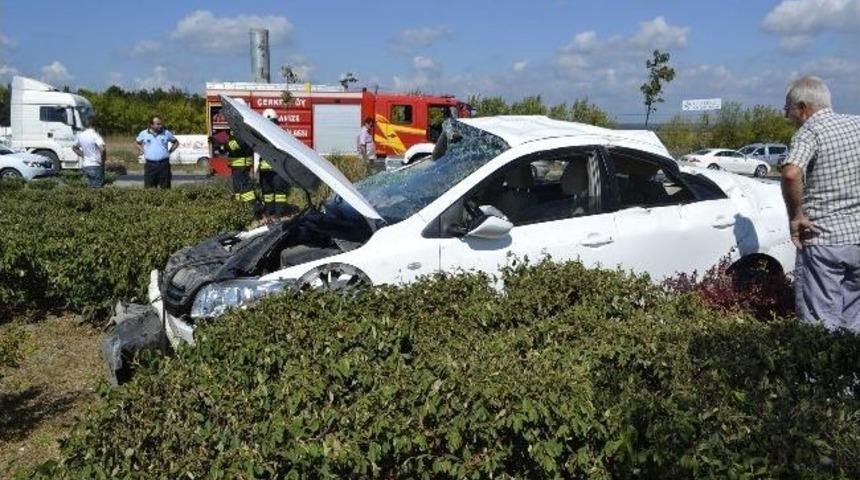 Y&uuml;nsa Kavşağında Korkutan Kaza, 2 Yaralı