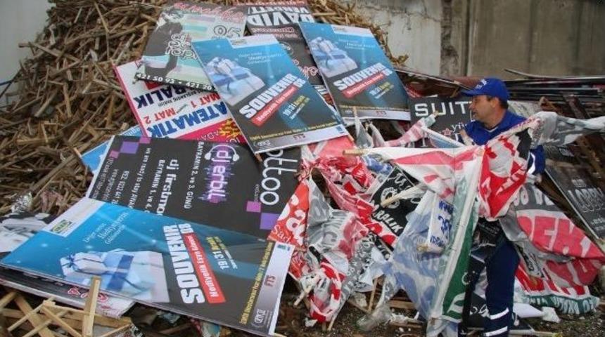 Konak Belediyesi'nden Afiş Ve Pankartlara Operasyon