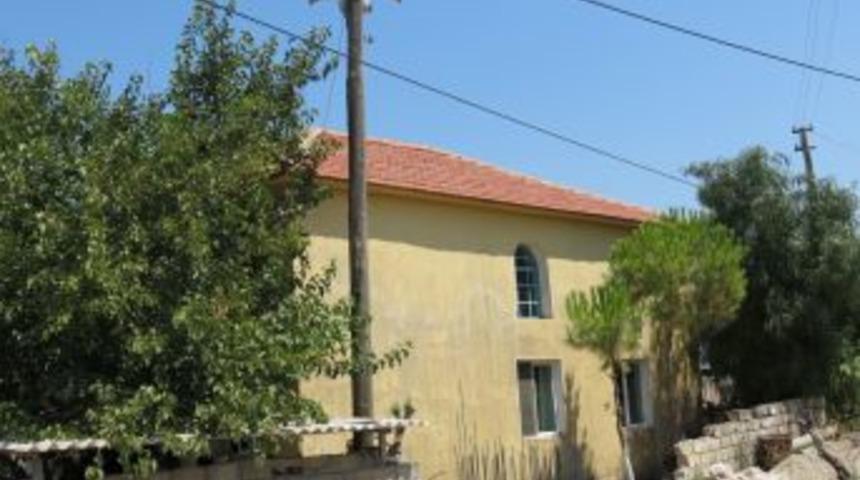 Yoldan Ge&ccedil;erken G&ouml;remediği Caminin Minaresini Kendisi Yaptırıyor