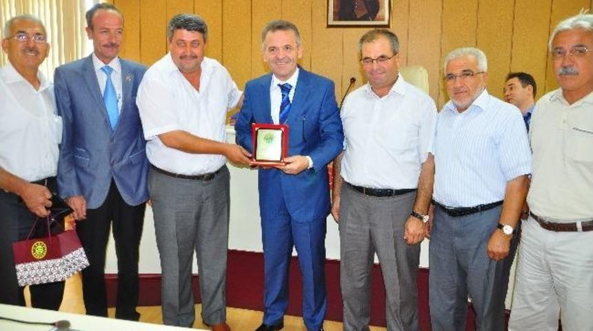 Okur&rsquo;dan Solmaz&rsquo;a Plaket