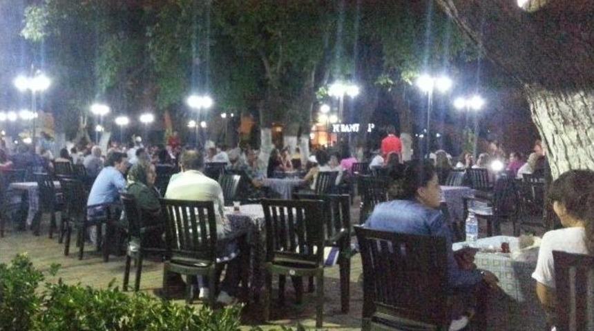 Vatandaş İftardan Sonra &Ccedil;ay Bah&ccedil;elerine Akın Ediyor
