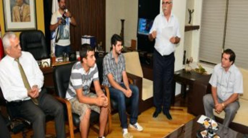 &Ccedil;anakkale Belediyesi Burs Verdiği Başarılı &Ouml;ğrencileri &Ouml;d&uuml;llendirdi