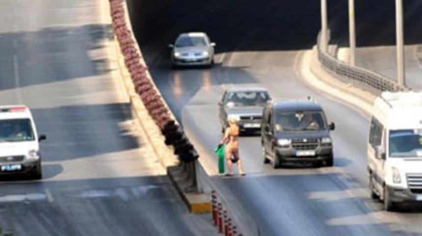 Soyunup trafiği birbirine kattı