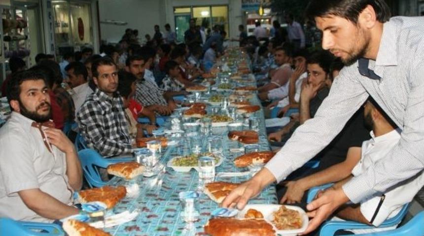 Rahmet Eli Derneği'nden İftar Yemeği