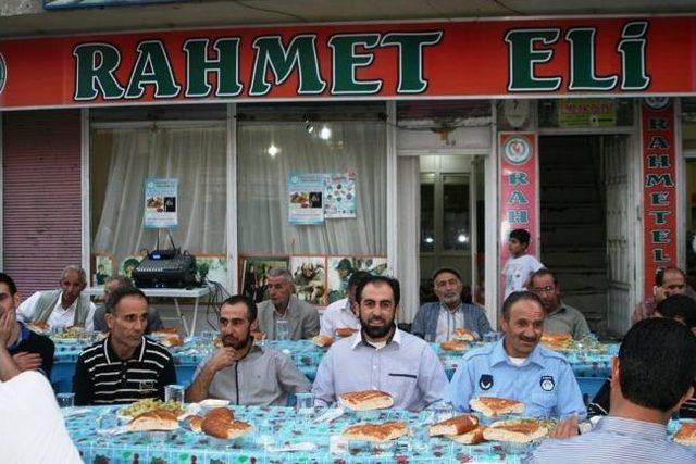 Rahmet Eli Derneği nden İftar Yemeği 1