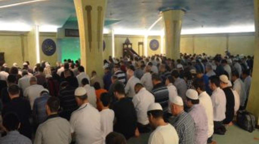 Asya Termal&rsquo;de Hem Teravih Hem De Tehecc&uuml;d Namazı Hatimle Kıldırılıyor