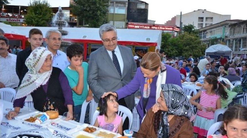 Milletvekili &Ouml;znur &Ccedil;alık, İftar &Ccedil;adırında