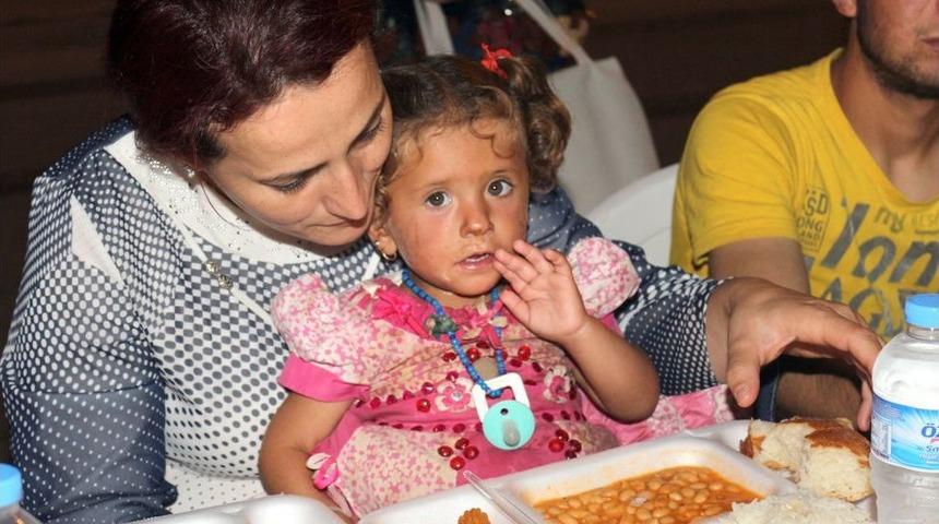 Suriye'den Ka&ccedil;an Savaş Mağdurlarına Iftar Verdiler