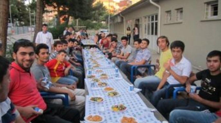 Gen&ccedil;lik Merkezi, Gen&ccedil;lere İftar Verdi