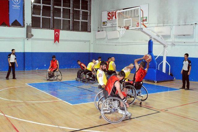 Hakkari'de Bedensel Engelililer Sandalyede Basketbol Maçı Yaptı