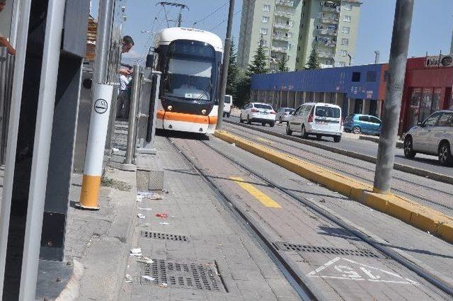 Tramvay Duraklarını Çöpe Çevirdiler