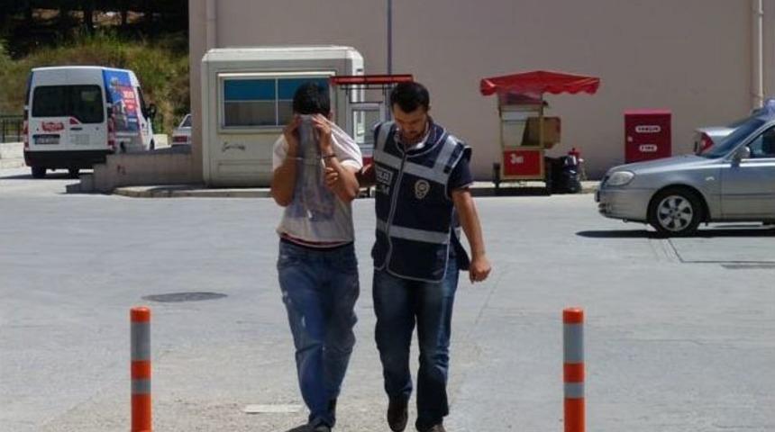 Uyuşturucu satıcıları polise han&ccedil;erle saldırdı