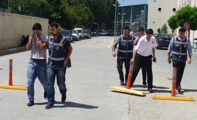 Uyuşturucu satıcıları polise hançerle saldırdı