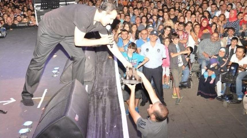 Sahnede Yırtılan Ayakkabısını Hayranına Hediye Etti