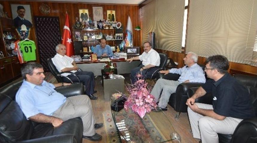 İlahiyat Fak&uuml;ltesi Dekanından Başkan S&ouml;zl&uuml;&rsquo;ye Teşekk&uuml;r Plaketi