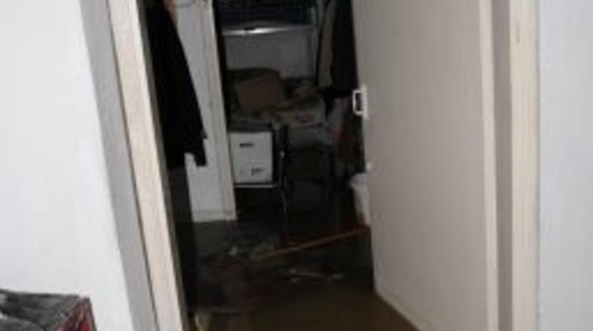 Patlayan Boru Kapıcı Dairesini Suyla Doldurdu